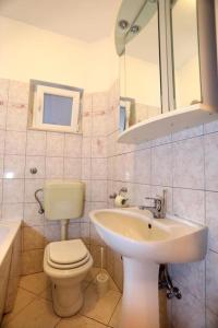 Kúpeľňa v ubytovaní Holiday apartment in Okrug Gornji with terrace, air conditioning, WiFi, washing machine 5059-3