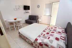 Posteľ alebo postele v izbe v ubytovaní Holiday apartment in Okrug Gornji with terrace, air conditioning, WiFi, washing machine 5059-3