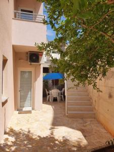 Balkón alebo terasa v ubytovaní Holiday apartment in Okrug Gornji with terrace, air conditioning, WiFi, washing machine 5059-3