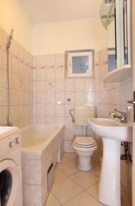Kúpeľňa v ubytovaní Holiday apartment in Okrug Gornji with terrace, air conditioning, WiFi, washing machine 5059-3