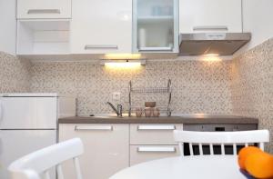 Kuchyňa alebo kuchynka v ubytovaní Holiday apartment in Okrug Gornji with terrace, air conditioning, WiFi, washing machine 5059-3
