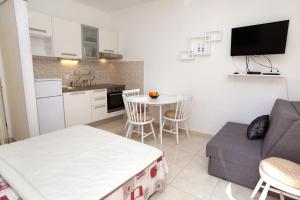 Kuchyňa alebo kuchynka v ubytovaní Holiday apartment in Okrug Gornji with terrace, air conditioning, WiFi, washing machine 5059-3 + 18 fotografií