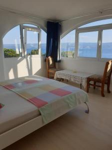 um quarto com uma cama grande e vista para o oceano em Apartment in Duce with sea view, terrace, air conditioning, WiFi 5063-1 em Duće