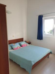 Cama ou camas em um quarto em Apartment in Duce with sea view, terrace, air conditioning, WiFi 5063-1