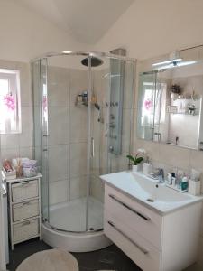 uma casa de banho branca com um chuveiro e um lavatório. em Apartment in Duce with sea view, terrace, air conditioning, WiFi 5063-1 em Duće