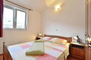 1 dormitorio con cama y ventana en Apartment in Duce with sea view, balcony, air conditioning, WiFi 5063-2, en Duće