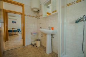 Koupelna v ubytování Apartment Gianni only 70m from the sea, island Pag + 27 fotografií