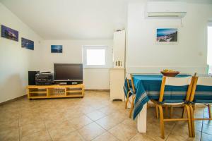 TV a/nebo společenská místnost v ubytování Apartment Gianni only 70m from the sea, island Pag