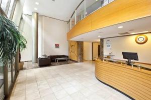 a lobby with a reception desk in a building at Exclusividade e conforto na savassi in Belo Horizonte