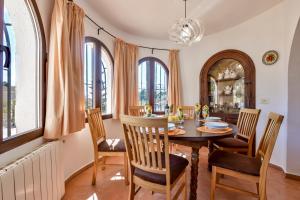 uma sala de jantar com mesa e cadeiras em Villas Guzman - Flores em Benissa
