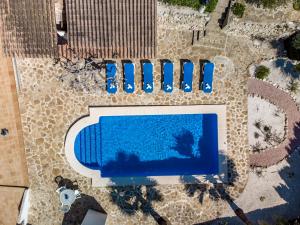 eine Draufsicht auf einen Swimmingpool in einem Resort in der Unterkunft Villas Guzman - Flores in Benissa