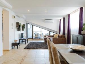 sala de estar con sofá y mesa en Penthouse with stunning view over the city and large terrace, en Bucarest