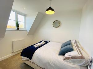 - une chambre avec un lit doté d'oreillers bleus dans l'établissement Family Home in Seaside Town, à Hastings
