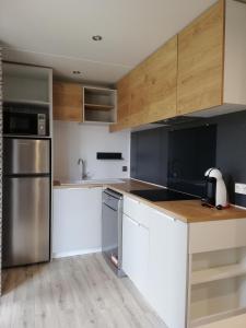 Kuchyň nebo kuchyňský kout v ubytování Camping & Bungalows Platja Brava
