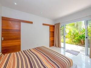 sypialnia z dużym łóżkiem i dużym oknem w obiekcie VILLA MÉLÉTÉ - Family Home 3 bedrooms Koh Samui w mieście Lamai