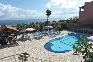 Bazén v ubytování Kerkyra Beach Hotel & Apartments nebo v jeho okolí