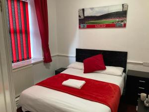 Postel nebo postele na pokoji v ubytování Old Trafford Stadium Hotel