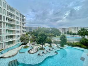 ホアヒンにあるSummer Huahin Condo 2 Bedrooms Pool View Classic Roomのアパートメントからスイミングプールのオーバーヘッドビュー