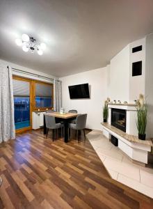 Μια τηλεόραση ή/και κέντρο ψυχαγωγίας στο Apartament Leśny z kominkiem - Viva Pod Giewontem Apartamenty