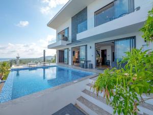 Bazen u ili blizu objekta Reef View Villa