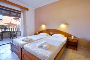 Postel nebo postele na pokoji v ubytování Louvros Apartments Sidari Corfu + 41 fotografií