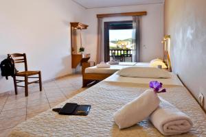 Postel nebo postele na pokoji v ubytování Louvros Apartments Sidari Corfu