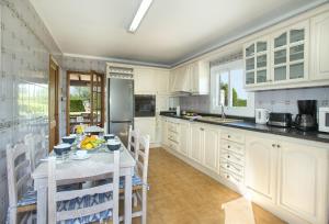 Kuchyňa alebo kuchynka v ubytovaní Owl Booking Villa Tia - Exclusive Holidays