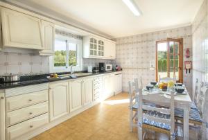 Kuchyňa alebo kuchynka v ubytovaní Owl Booking Villa Tia - Exclusive Holidays