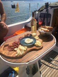 uma mesa com um prato de comida num barco em Barca a vela sul lago Maggiore em Locarno