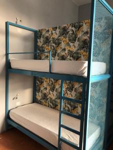 Ένα ή περισσότερα κρεβάτια σε δωμάτιο στο H Hostel Friendly Accommodation