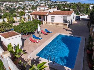 widok z lotu ptaka na dom z basenem w obiekcie Villas Guzman Ismael w mieście Calpe
