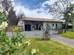 an external view of a house with a garden at La maison du Bonheur, borne de recharge VE in Saint-Bernard