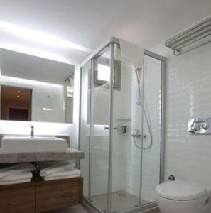 Et badeværelse på Kalinda Inn Hotel Ilıca Cesme + 28 billeder
