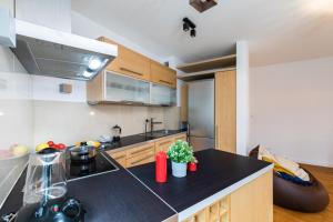 A kitchen or kitchenette at Super Apart Wilanowska 7