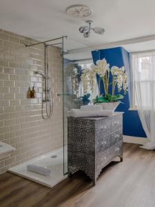 Un baño con ducha, lavabo e inodoro. en Impeccable 4-Bed Apartment in Bath, en Bath