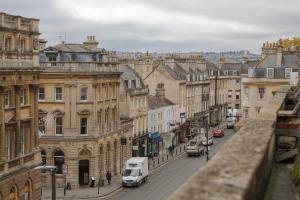 Gallery image of Impeccable 4-Bed Apartment in Central Bath in Bath