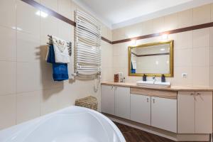 Fotografia z galérie ubytovania SuperApart Wilanowska 7, "Pet-Friendly with Elevator & Parking" vo Varšave