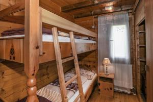 Poschodová posteľ alebo postele v izbe v ubytovaní Chalet Alpenblick