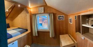 Rúm í herbergi á Adventure Hostel