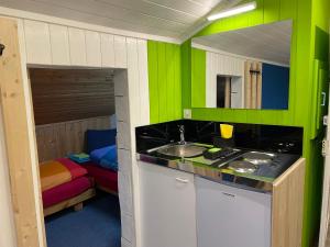 Eldhús eða eldhúskrókur á Adventure Hostel