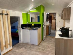 Eldhús eða eldhúskrókur á Adventure Hostel