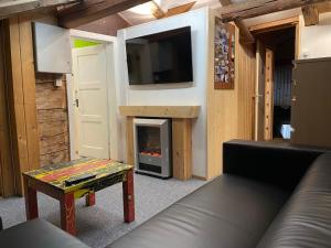 TV a/nebo společenská místnost v ubytování Adventure Hostel