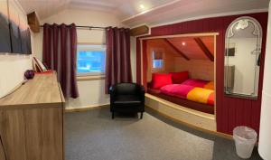 Rúm í herbergi á Adventure Hostel