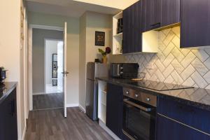 Kuchyň nebo kuchyňský kout v ubytování Westgate House - 5 bedroom newly renovated house with hot tub & private parking