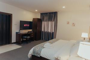 A bed or beds in a room at Sinclair Lake Chad