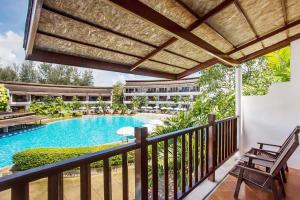 Bazén v ubytování Arinara Beach Resort Phuket - SHA Extra Plus nebo v jeho okolí