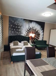 een kamer met een bed en een schilderij aan de muur bij Kék Lagúna Wellness Apartmanok in Egerszalók