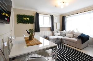 TV a/nebo společenská místnost v ubytování Westgate House - 5 bedroom newly renovated house with hot tub & private parking