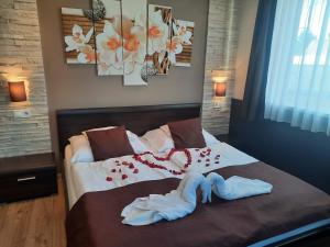 Posteľ alebo postele v izbe v ubytovaní Kék Lagúna Wellness Apartmanok