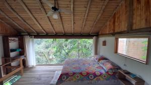 Postel nebo postele na pokoji v ubytování Chalé Bonito Pousada em Paraty - Acomodações Privativas e Completas - Natureza - Wi-fi - TV - Garagem